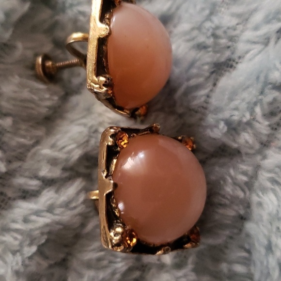 Vintage peach cabochon and gold rhinestone screw back earrings - Picture 3 of 6
